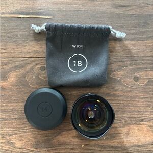 Moment V2 18mm Wide Lens with Carry Pouch - Black